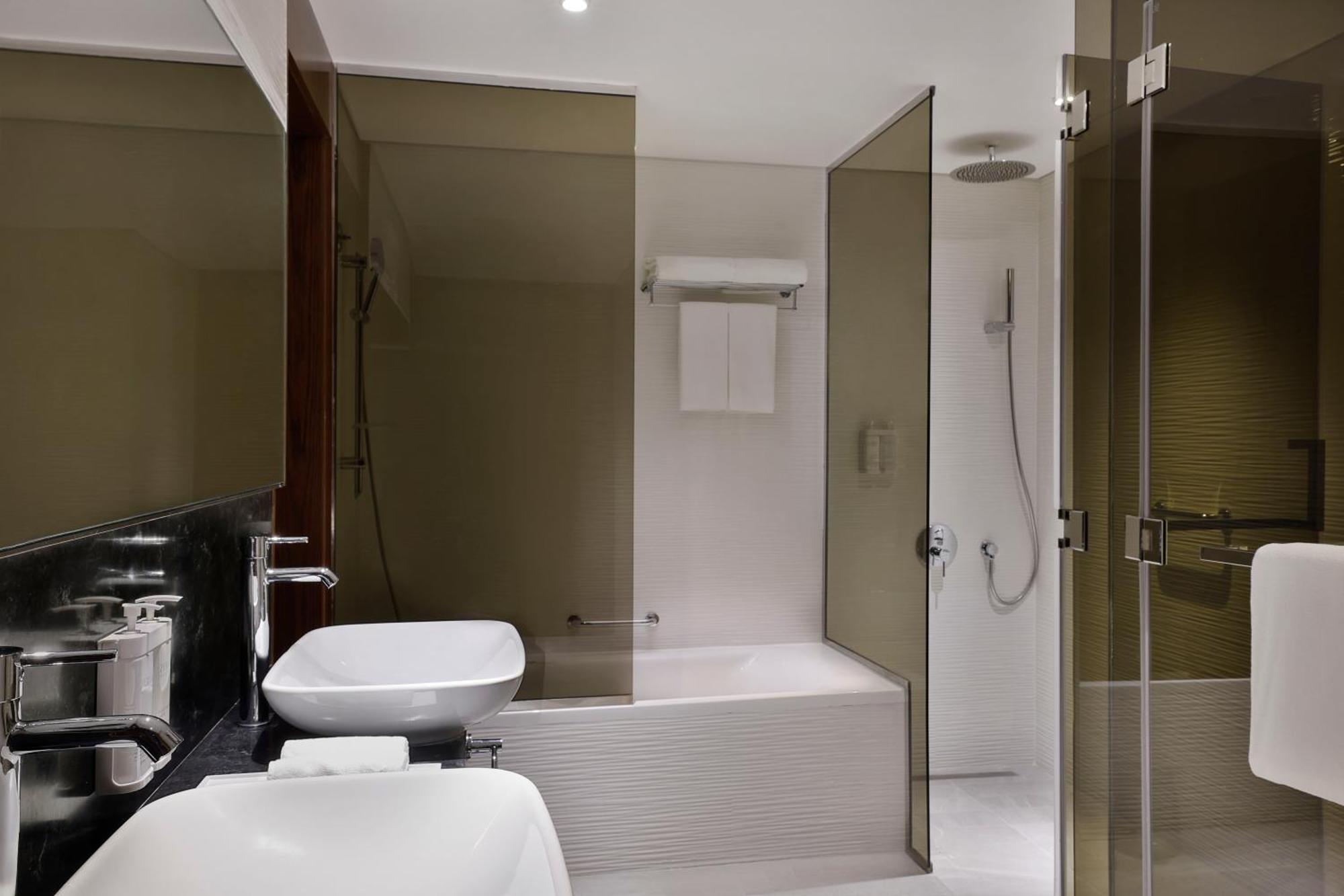 The First Collection Dubai Waterfront Hotell Exteriör bild