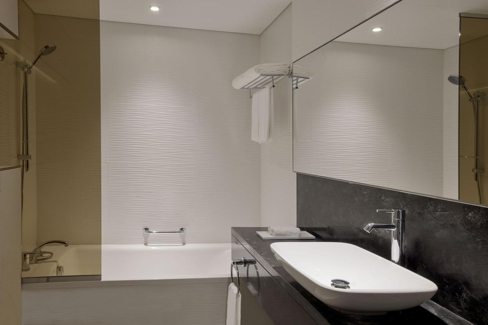The First Collection Dubai Waterfront Hotell Exteriör bild
